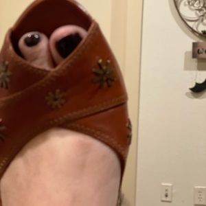 Gianni Bini tan leather wedge